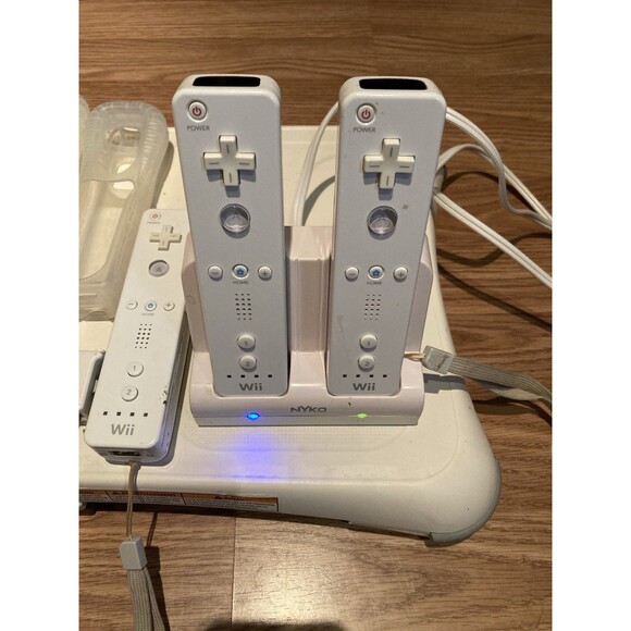 Wii Remotes, Wii Fit Balance Board, Nunchucks, Charging Dock & More Lot - Picture 4 of 8